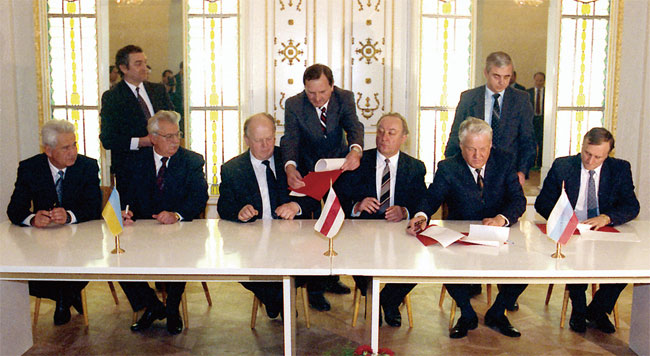 1991년 12월 8일 소련 해체를 결정한 벨라베자조약. 오른쪽에서 두 번째가 보리스 옐친, 왼쪽에서 두 번째가 레오니드 크라프추크 우크라이나 대통령, 왼쪽에서 세 번째가 벨라루스의 스타니슬라프 슈시케비치 대통령이다. ⓒphoto 뉴시스