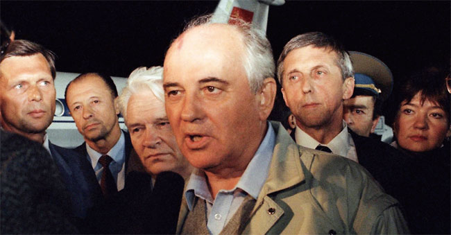 1991년 8월 22일 자신을 축출하려던 쿠데타 실패 후 모스크바에 복귀해 국영 TV와 인터뷰를 하고 있는 고르바초프 대통령.