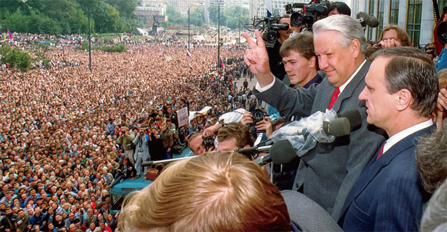 1991년 8월 22일 모스크바 시민들 앞에서 연설을 하는 옐친(오른쪽에서 두 번째). ⓒphoto 뉴시스