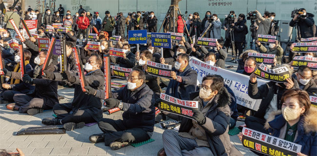 지난 12월 22일 서울 종로구 광화문 앞에서 정부 방역지침에 반발한 자영업자단체 총궐기가 열리고 있다. ⓒphoto 이건송 영상미디어 기자