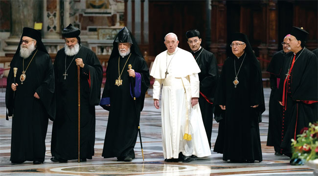 지난 7월 1일 바티칸을 찾은 시리아정교회 지도부. 왼쪽에서 두 번째가 시리아정교회 교황인 이그나티우스 아프렘 2세, 가운데가 가톨릭의 프란치스코 교황이다. ⓒphoto 뉴시스