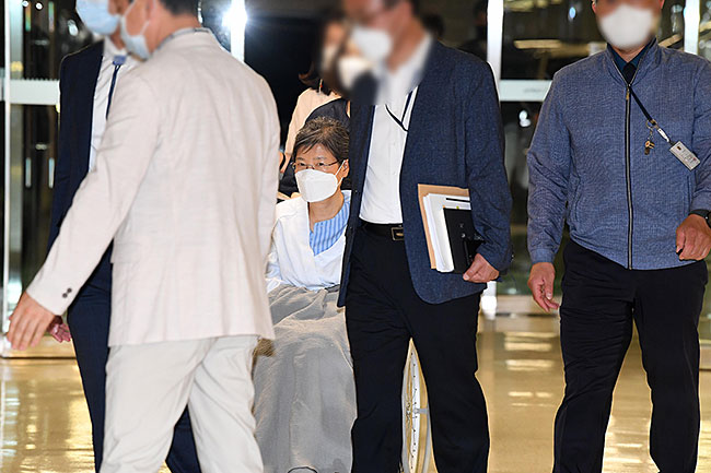 지난 7월 20일 박근혜 전 대통령이 서울 서초구 서울성모병원으로 입원하고 있다. ⓒphoto 뉴시스