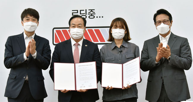 지난 7월 19일 서울 여의도 국회에서 박혜민 뉴웨이즈 대표(오른쪽 두 번째)가 국민의힘 측과 ‘2030 청년인재 발굴 및 육성을 위한 업무협약’ 기념촬영을 하고 있다. ⓒphoto 뉴시스