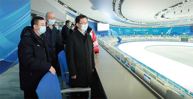 지난 12월 14일 베이징 동계올림픽 빙상경기장을 점검하고 있는 한정 중국 국무원 부총리(오른쪽). 한정 부총리는 2018년 평창 동계올림픽 개막식 때 특사로 방한한 바 있다. ⓒphoto 신화·뉴시스