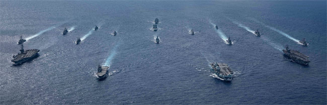 지난 10월 3일 필리핀 해역에서 미국의 항공모함 칼빈슨호, 로널드레이건호가 이끄는 다국적 합동공격 훈련이 벌어지고 있다. 중국을 겨냥한 이 훈련에는 일본 자위대와 영국 해군 등도 참가했다. ⓒphoto 뉴시스
