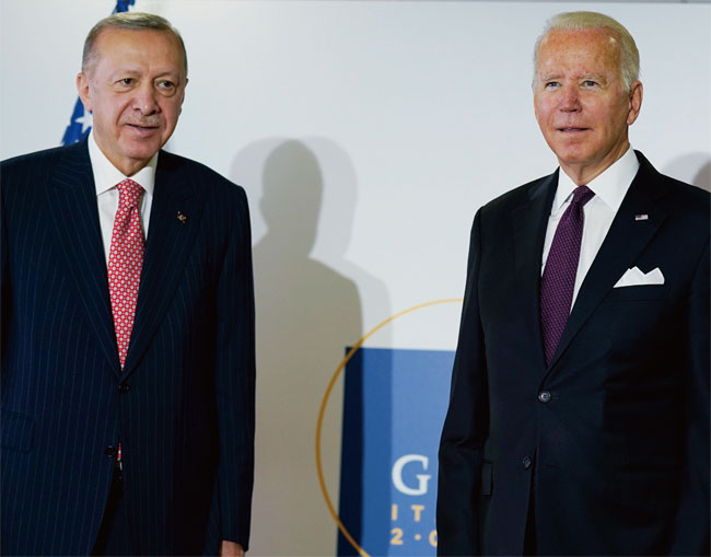 지난 10월 31일 로마에서 열린 G20 정상회담에서 바이든 미국 대통령(오른쪽)과 만난 에르도안. ⓒphoto 뉴시스