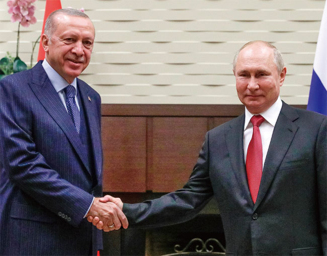 지난 9월 29일 흑해 연안의 보카로프 루체이 리조트에서 푸틴 러시아 대통령(오른쪽)과 만나 회담을 한 에르도안. ⓒphoto 뉴시스