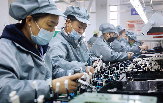 중국 안후이성 화이베이시의 한 전자제품 조립 공장. ⓒphoto 뉴시스