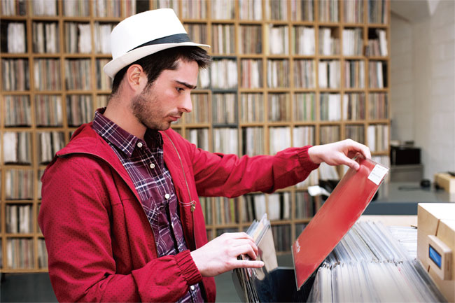 런던의 한 시민이 레코드 가게에서 LP판을 고르고 있다. ⓒphoto 게티이미지