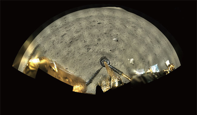 2020년 12월 달에 착륙한 중국의 창어5호가 보내온 달 표면 이미지. ⓒphoto 뉴시스
