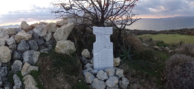 터키 아나톨리아 트로드 지방에 있는 아킬레스의 무덤. ‘아킬레이온’이라 불리는 유적지로 조잡한 조각판 하나만 서 있다.