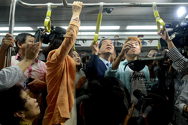 2017년 9월 서울 첫 민자 경전철 우이신설선 개통식에 참가해 열차에 탑승한 박원순 당시 서울시장(가운데) ⓒPhoto 뉴시스