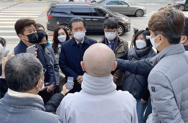 지난해 11월 25일 이른바 ‘통행세’ ‘봉이 김선달’ 발언을 사과하기 위해 서울 조계사를 찾은 정청래 민주당 의원. ⓒphoto 뉴시스