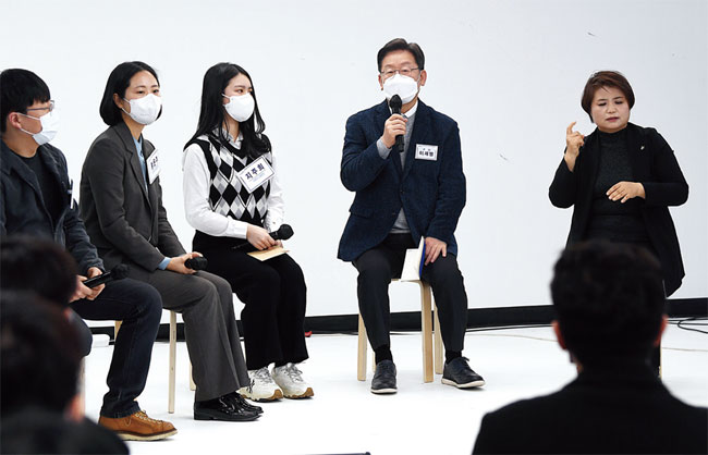 이재명 더불어민주당 대선후보가 지난 1월 2일 서울 마포구 소재 더불어민주당 미래당사 ‘블루소다’ 개관식에 참석해 2030 청년리스너들의 질문에 답하고 있다. ⓒphoto 뉴시스