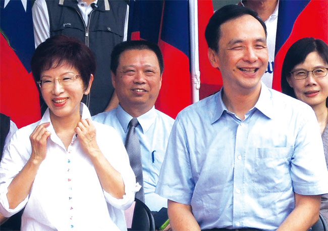2016년 대만 총통 선거 때 국민당 후보직을 맞교대한 홍슈주 전 주석(앞줄 왼쪽)과 주리룬 현 주석(오른쪽). ⓒphoto RFA