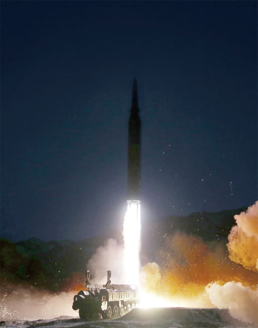 북한 조선중앙TV는 지난 1월 12일 김정은 국무위원장이 극초음속 미사일 시험 발사를 참관했다고 보도했다. ⓒphoto 뉴시스ㆍ조선중앙TV 캡처