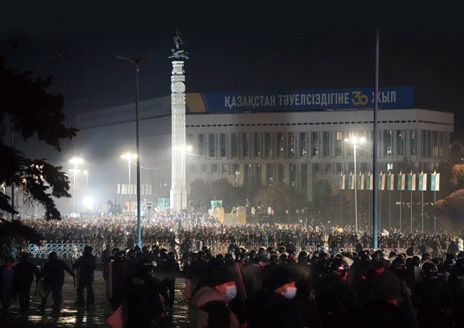 지난 1월 5일 카자흐스탄 최대 도시 알마티에서 경찰과 대치 중인 시위대. ⓒphoto 뉴시스