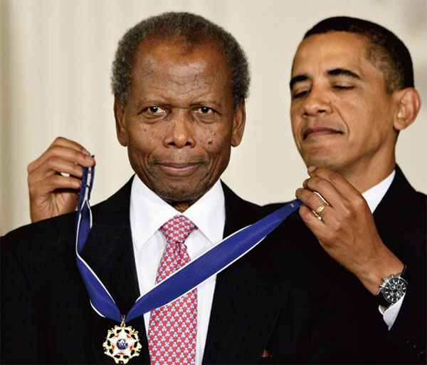 2009년 오바마 대통령으로부터 ‘대통령 자유의메달’을 수여받은 시드니 포이티어. ⓒphoto 뉴시스