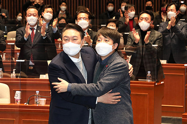 윤석열 국민의힘 대선 후보와 이준석 대표가 1월 6일 서울 여의도 국회에서 열린 의원총회에서 포옹하고 있다. ⓒphoto 뉴시스