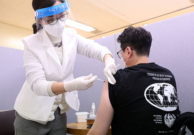 1월 12일 서울 광진구 강변테크노마트 5층에 마련된 코로나19 백신 '찾아가는 접종센터'에서 2차 접종 완료 후 3개월이 지난 대상자들이 부스터샷을 맞고 있다. ⓒ(뉴시스)