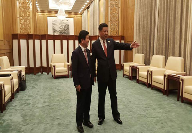 문재인 정부 출범 직후인 2017년 5월 일대일로 포럼 참석차 방중해 시진핑 중국 국가주석과 만난 박병석 당시 민주당 의원(왼쪽) ⓒPhoto 뉴시스