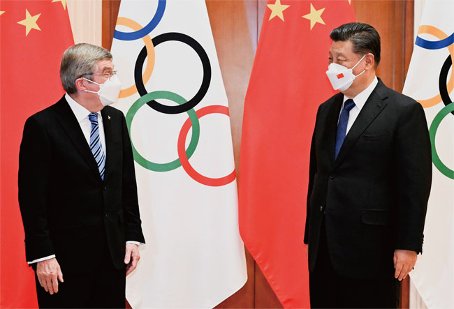 지난 1월 25일 중국 베이징 댜오위타이 국빈관에서 시진핑 중국 국가주석(오른쪽)이 토마스 바흐 국제올림픽위원회(IOC) 위원장과 마주 보며 웃고 있다. ⓒphoto 뉴시스