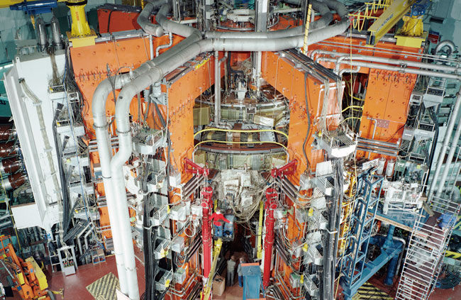 영국원자력청(UKAEA) 컬햄핵융합에너지센터에 있는 핵융합연구 장치 제트(JET). 최근 제트에서 5초 동안 59MJ의 열에너지를 생산하는 데 성공했다. ⓒphoto UKAEA