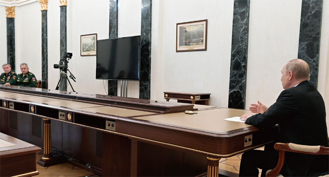 길이가 10m 넘는 긴 테이블은 푸틴과의 회담에 늘 등장하는 기묘한 장치 중 하나다. 항상 끝자리에 혼자 앉는 푸틴은 일방통행 명령만 내린다. ⓒphoto 뉴시스