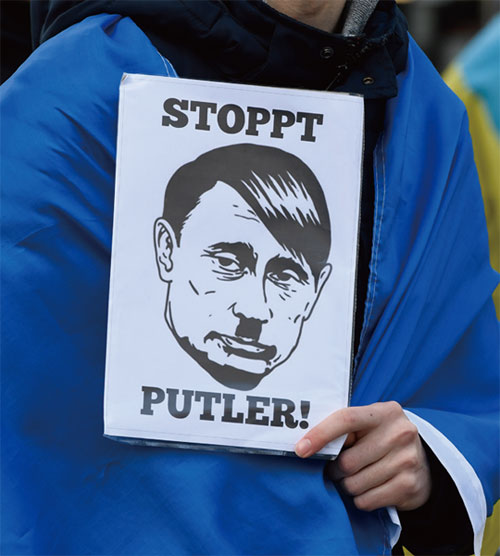 우크라이나 전쟁에 반대하는 독일 뒤셀도르프의 시위대가 푸틴과 히틀러를 합성한 사진을 들고 있다. ‘푸틀러를 막아라!’라는 문구가 적혀 있다. ⓒphoto 뉴시스
