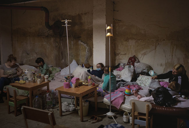 키이우 오크마데 어린이병원 지하실. 방공호로 쓰이는 이곳에서 어린이 환자와 신생아, 산모 등이 공포에 떨며 지내고 있다. ⓒphoto 뉴시스