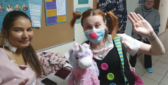 키이우 어린이병원에서는 ‘미치고 미친 추추’라고 불리는 광대(오른쪽)가 아픈 어린이들의 벗이 되고 있다. 이 광대는 도네츠크에서 피란 온 여성이다. ⓒphoto 존 스위니