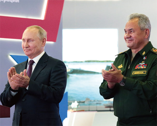 러시아 푸틴 대통령(왼쪽)과 함께 열병식에서 박수를 치고 있는 세르게이 쇼이구 현 국방장관. ⓒphoto 뉴시스
