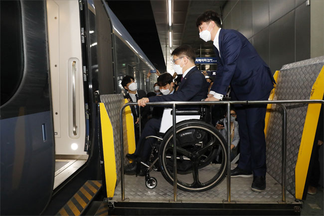 국민의힘 이준석 대표(오른쪽)와 이종성 의원이 지난 4월 20일 서울 청량리역에서 휠체어 리프트를 이용해 KTX-이음 열차에 탑승하고 있다. ⓒphoto 뉴시스