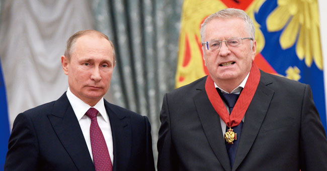 지난 4월 6일 사망한 극우민족주의 정치인 지리노프스키(오른쪽)는 푸틴 대통령(왼쪽)으로부터 국가 최고훈장을 받았다. ⓒphoto 뉴시스