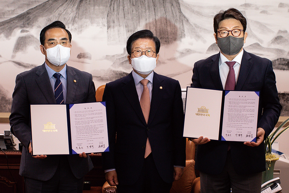 박병석 국회의장(가운데)과 더불어민주당 박홍근(왼쪽), 국민의힘 권성동 원내대표가 지난 4월 22일 서울 여의도 국회에서 ‘검수완박’ 합의문을 들고 있다. photo 뉴시스
