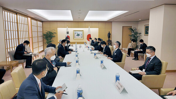 한·일정책협의대표단이 지난 4월 25일 일본 도쿄 외무성에서 하야시 요시마사 외무상과 회담을 갖고 있다. photo 뉴스1