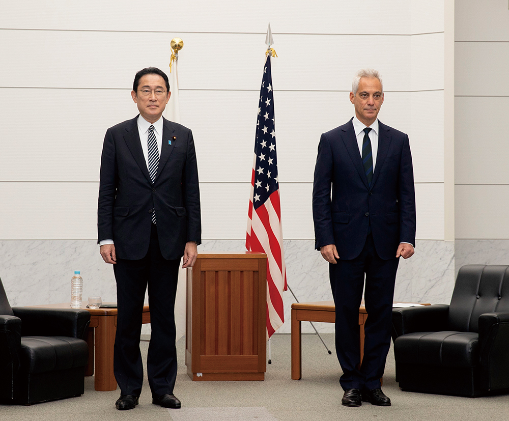 기시다 후미오 일본 총리(왼쪽)와 주일 미국대사 람 이매뉴얼. 한·일정책협의대표단과의 만남을 기시다 총리에게 권유한 사람이 이매뉴얼 대사로 알려졌다. photo 뉴시스