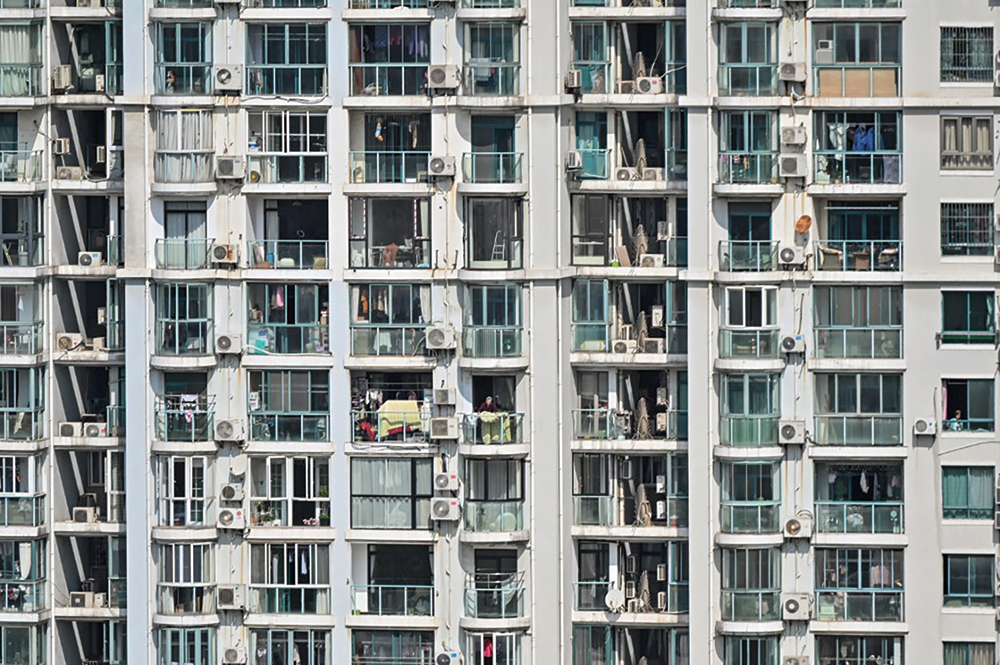 봉쇄 한 달여를 맞은 상하이의 한 아파트 단지. photo CNBC