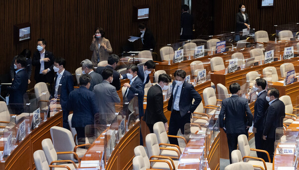 더불어민주당 의원들이 지난 5월 1일 서울 여의도 국회에서 열린 제396회 국회(임시회) 제1차 본회의가 산회된 후 회의장을 나서고 있다 / photo 뉴시스