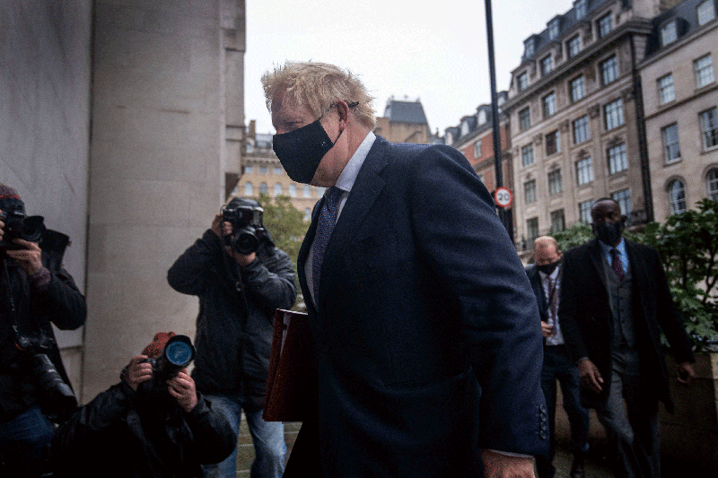 존슨 영국 총리가 2020년 4월 앤드루 마 쇼에 출연하기 위해 BBC 사옥으로 들어가고 있다. photo 뉴시스