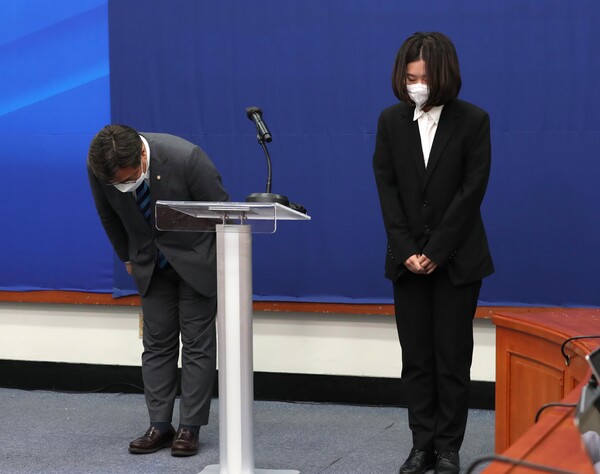 윤호중(왼쪽)·박지현 더불어민주당 공동비상대책위원장이 지난 5월 12일 저녁 국회 당대표실에서 성 비위 의혹으로 제명된 박완주 의원과 관련해 고개숙여 사과하고 있다.photo 뉴시스