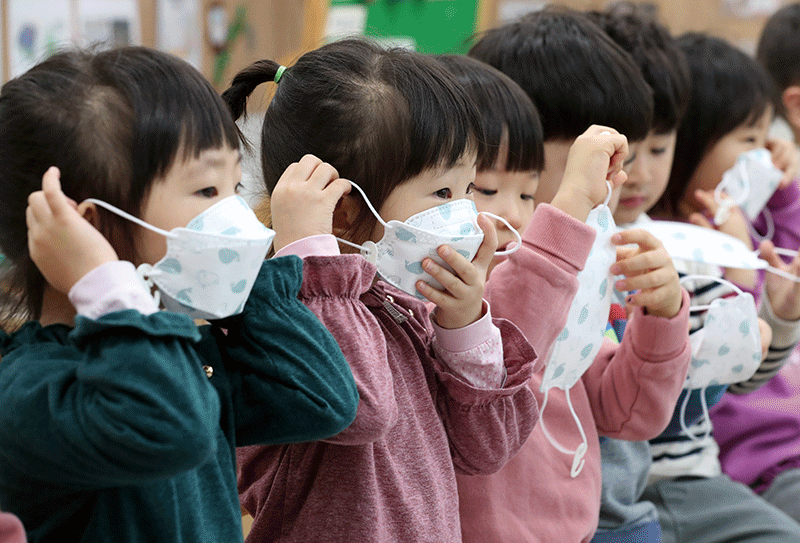 대전의 한 어린이집에서 아이들이 마스크 착용 교육을 받고 있다. photo 신현종 조선일보 기자