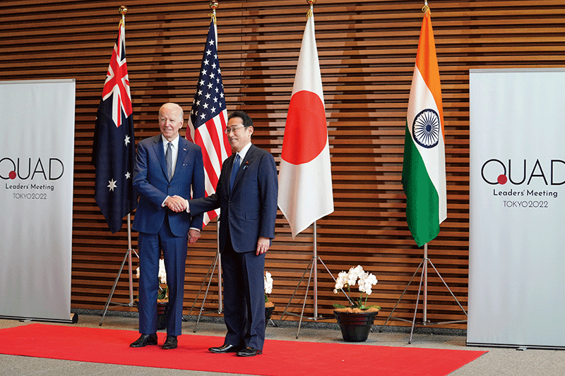 지난 5월 24일 일본을 방문한 미국의 바이든 대통령이 도쿄 총리관저 앞에서 기시다 후미오 일본 총리와 악수하고 있다. 양 정상 뒤로 ‘쿼드’를 상징하는 4개국(호주, 미국, 일본, 인도) 국기가 보인다. photo 뉴시스