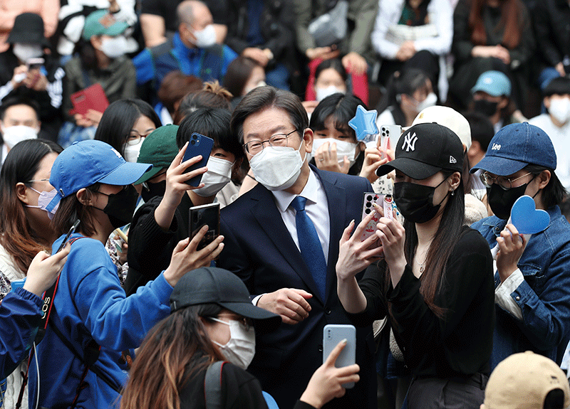 지난 5월 8일 이재명 당시 인천 계양을 국회의원 보궐선거 더불어민주당 후보가 출마 기자회견을 하며 지지자들과 사진을 찍고 있다. photo 뉴시스