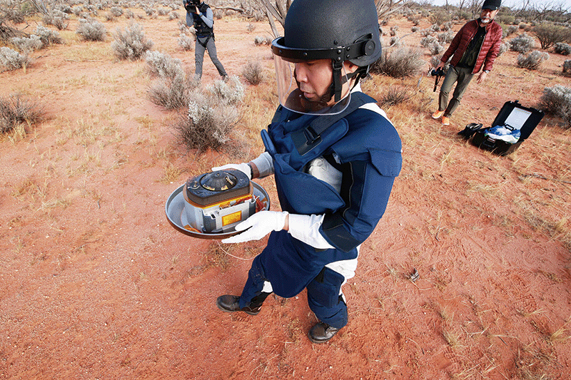 Um funcionário da Agência de Exploração Aeroespacial do Japão recupera uma cápsula contendo o solo do asteroide Ryugu, lançado pela Hayabusa 2 no deserto de Omera, na Austrália, em dezembro de 2020. Photo News