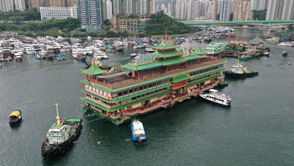 지난 6월 19일, 홍콩에서 캄보디아로 가던 도중 남중국해 해상에 침몰한 '점보 수상 레스토랑' photo AFP