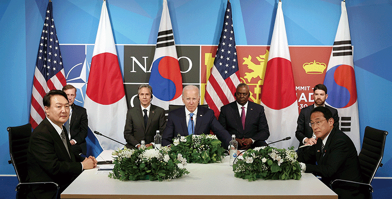 윤석열 대통령이 지난 지난 6월 29일(현지시간) 마드리드 이페마(IFEMA)에서 조 바이든 미국 대통령(가운데), 기시다 후미오 일본 총리(오른쪽)와 한·미·일 정상회담을 하고 있다. photo 뉴시스