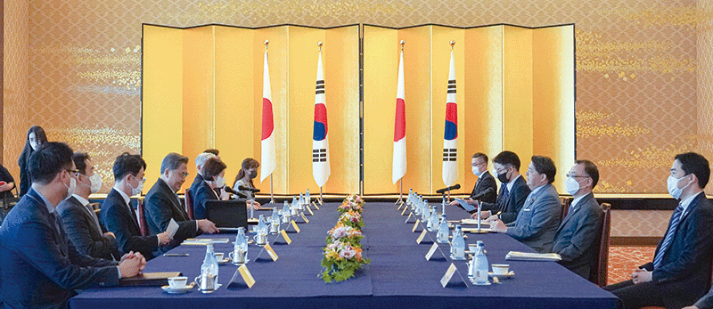 박진 외교부 장관(왼쪽에서 네 번째)과 하야시 요시마사 일본 외무상(오른쪽에서 세 번째)이 지난 7월 18일 일본 도쿄 소재 외무성 이쿠라공관에서 만나 한·일 외교장관 회담을 하고 있다. photo 뉴시스