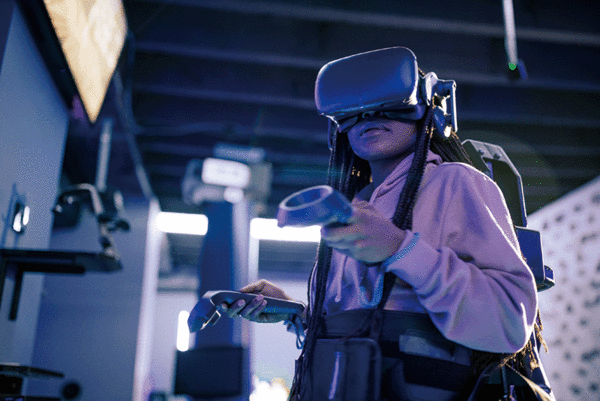 VR 헤드셋을 쓰고 가상현실을 체험하는 사람. photo 게티이미지
