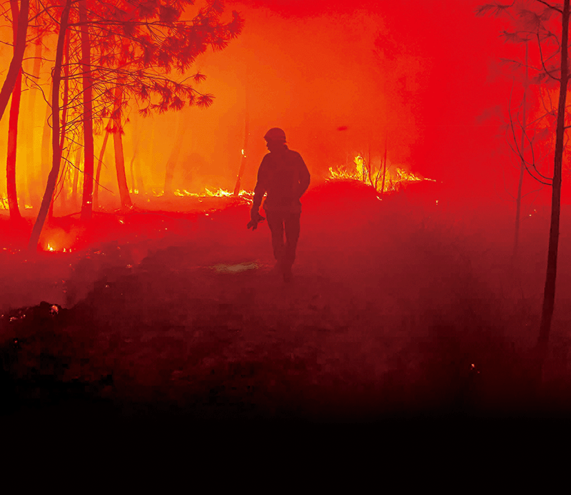 지난 7월 17일 프랑스 남서부 랑디라스 인근에서 소방관이 산불을 진압하고 있다. 덥고 건조한 날씨로 인해 프랑스 서남부와 남부 유럽에서 연이어 대형 화재가 발생했다. photo 뉴시스·AP